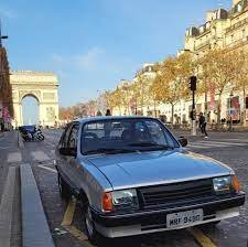 Carro Chevette de 1987 com placa de Belo Horizonte é flagrado em Paris e atiça as redes sociais