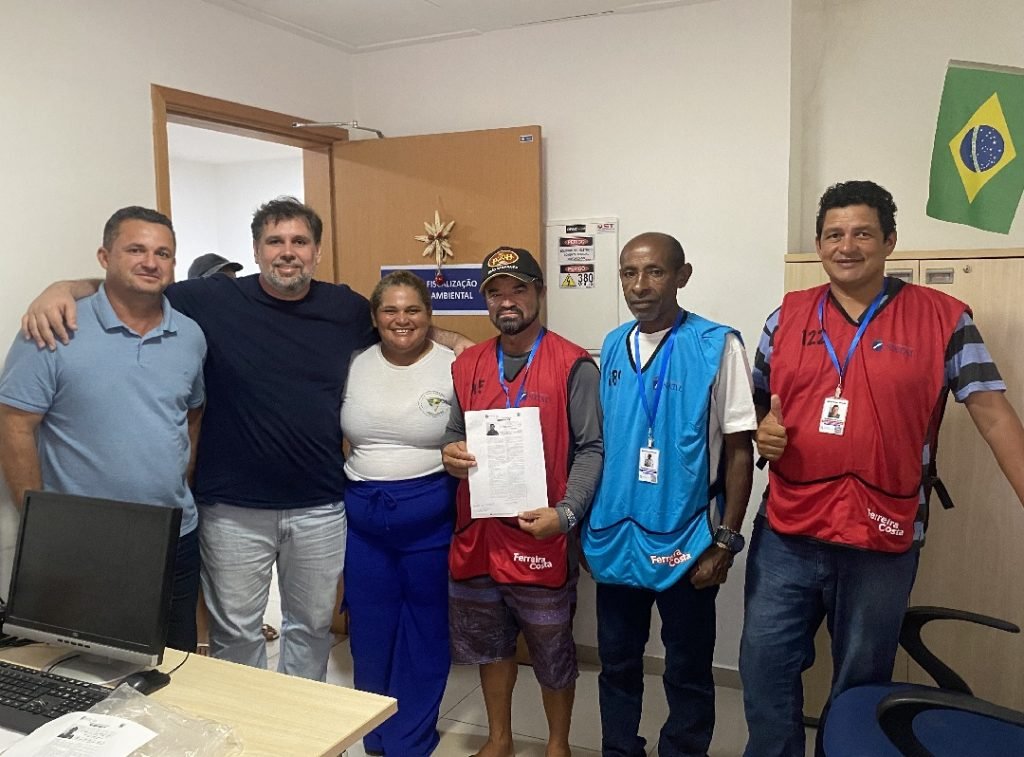 Prefeitura entrega kits de identificação a trabalhadores ambulantes da praia de Ponta Negra