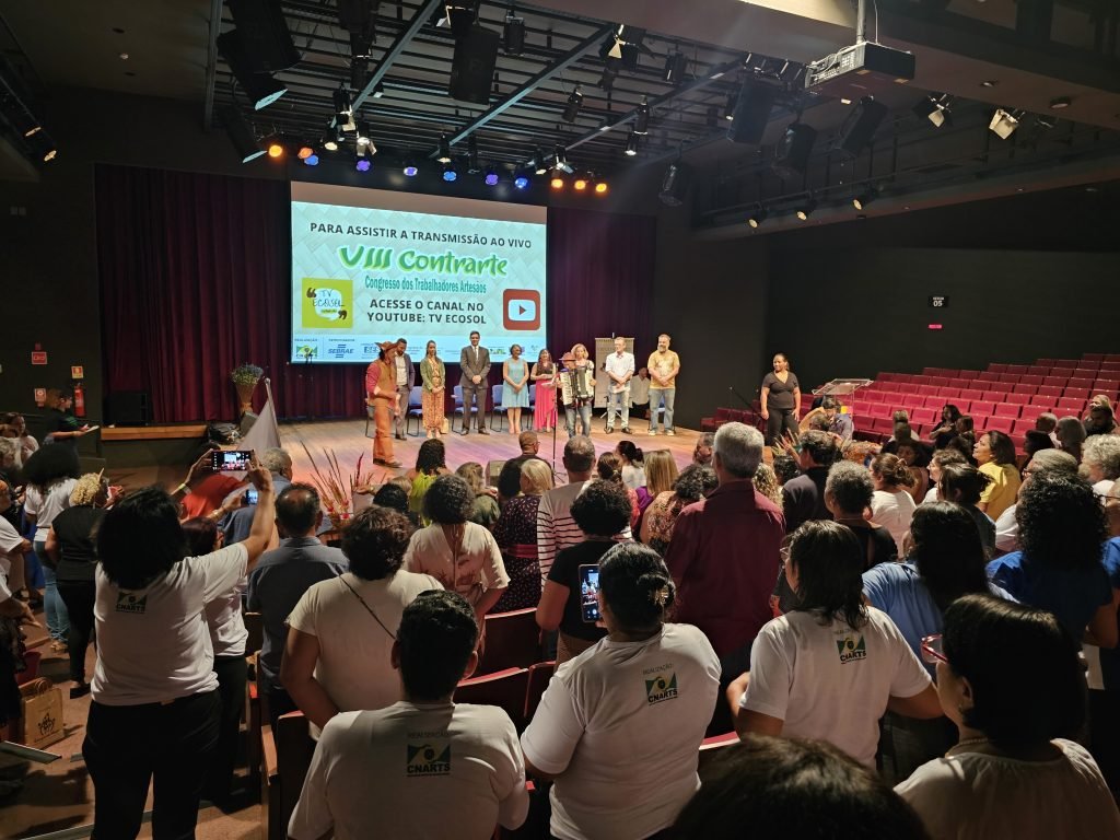 Fátima Bezerra recebe homenagem no VIII Congresso dos Trabalhadores Artesãos