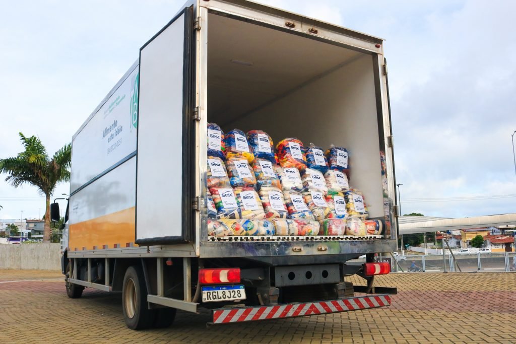 Sesc Mesa Brasil doará 2,6 toneladas de alimentos arrecadados em parceria com shows do Ribeira Boêmia e Ricardo Chaves