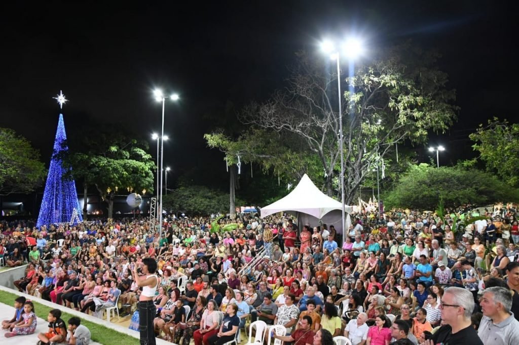 Abertura do “Brilha Natal” reúne multidão na Praça Pedro Velho