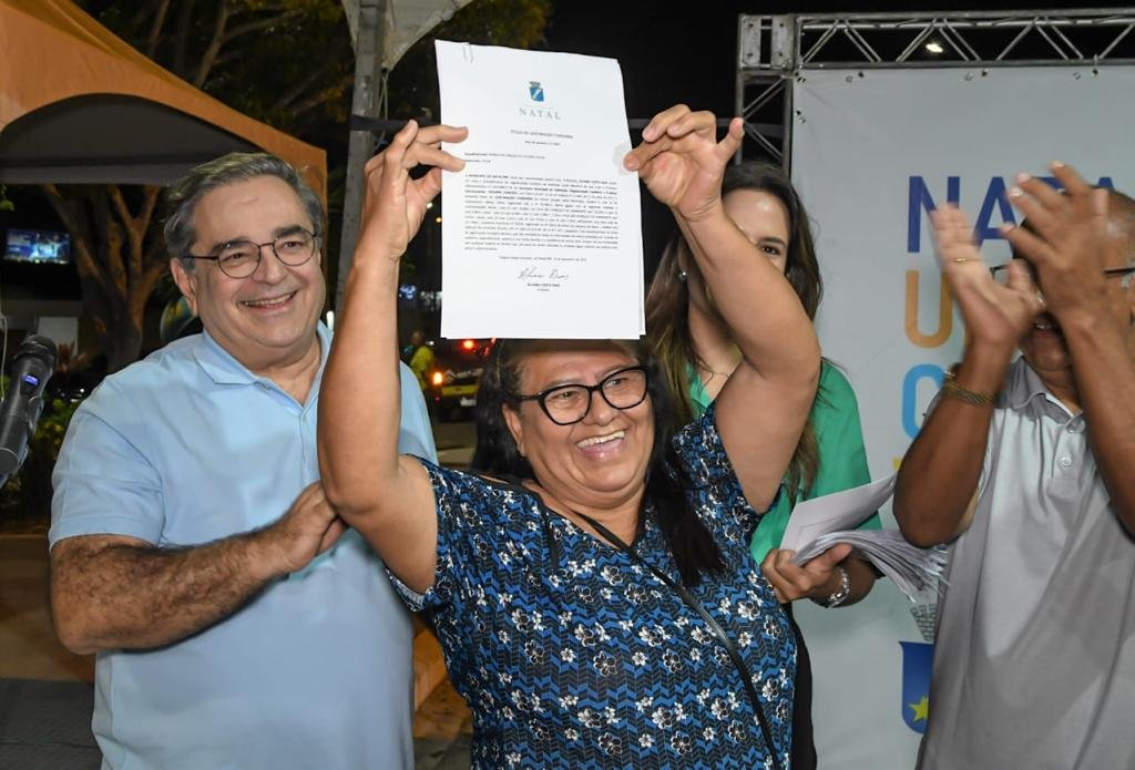 Prefeitura entrega 63 títulos de regularização fundiária a moradores de Igapó