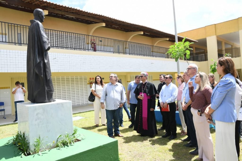 Ao lado de Arcebispo e Reitor da UFRN, prefeito visita Escola de Tempo Integral Padre Tiago