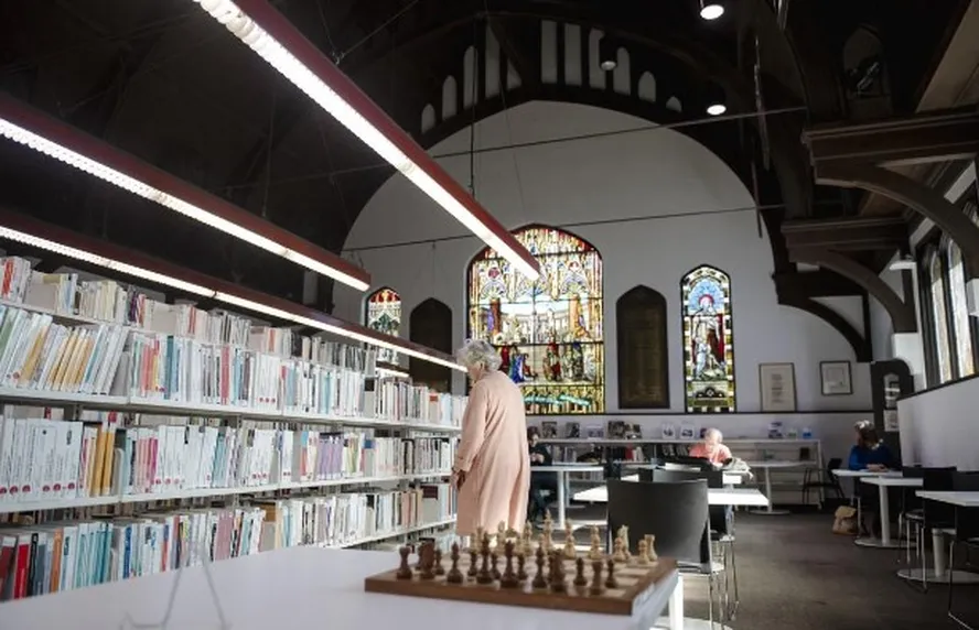 Pessoas ‘fedorentas’ serão multadas e expulsas de bibliotecas de Montreal a partir de 1º de janeiro