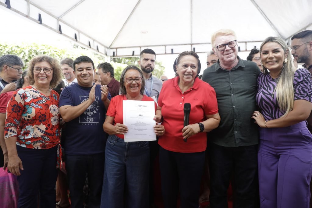 Governo do RN entrega títulos de posse definitiva a 159 famílias da Vila Alcanorte