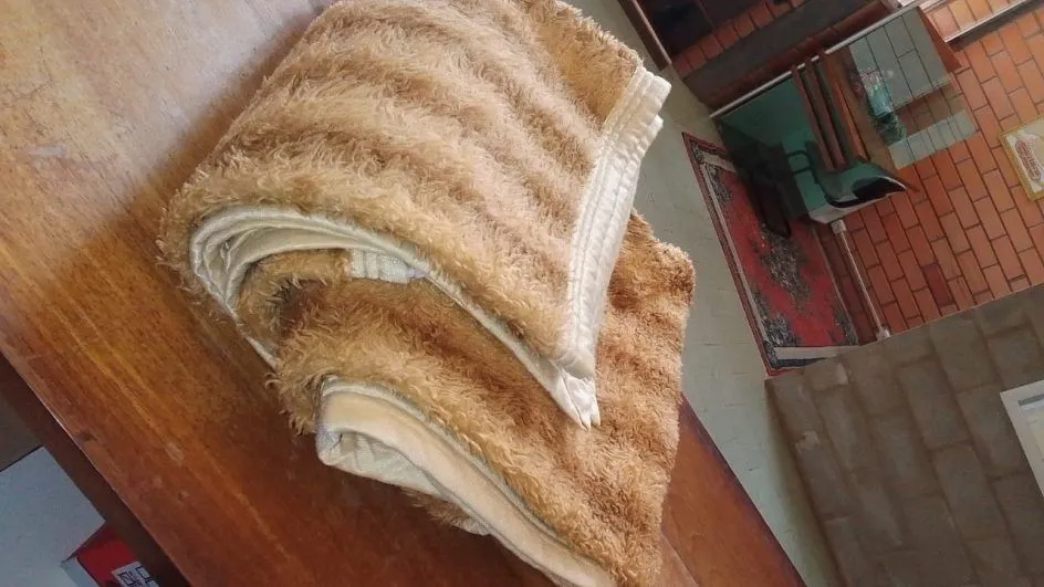 Casal “arrependido” devolve cobertor furtado de hotel depois de 30 ano