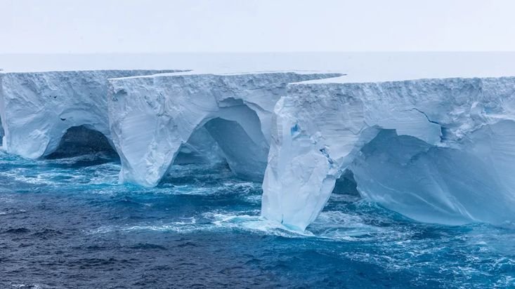 As impressionantes cavernas abertas por derretimento no maior iceberg do mundo, que pode desaparecer