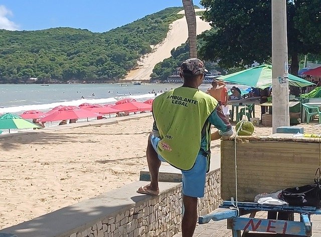 Prazo para retirada de kits de identificação dos ambulantes de Ponta Negra vai até 12 de janeiro