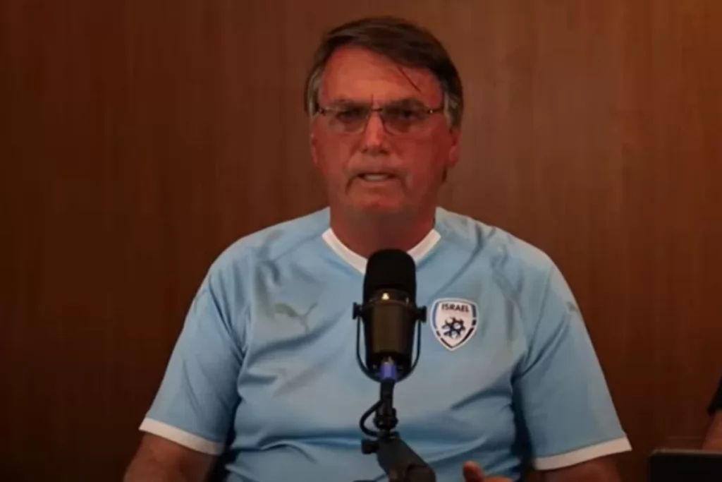 Bolsonaro defende voto impresso e ironiza Lula em live com os filhos