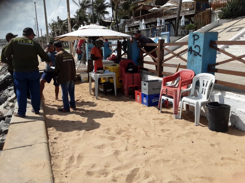 Orla de Natal é fiscalizada pela Semurb para manter o ordenamento