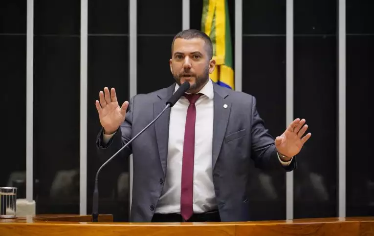 Líder da oposição, Carlos Jordy é alvo da Lesa Pátria