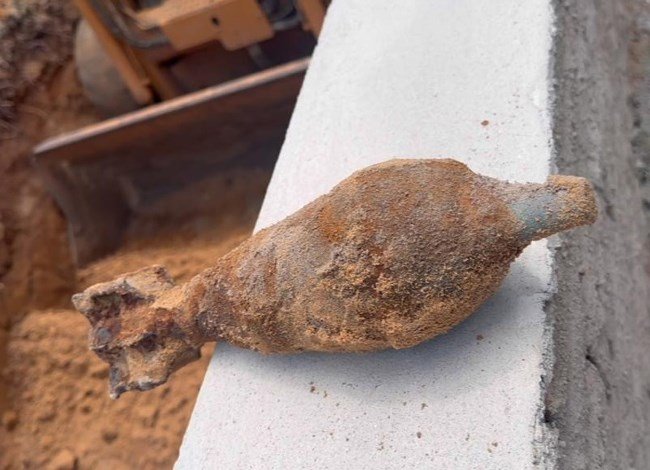 Operários encontram artefato explosivo enterrado em residência durante reforma em Natal