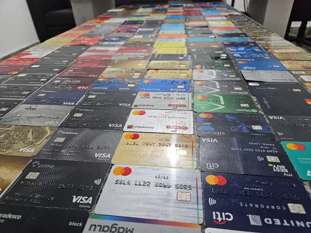 Suspeito é preso com 452 cartões de crédito perto do sambódromo