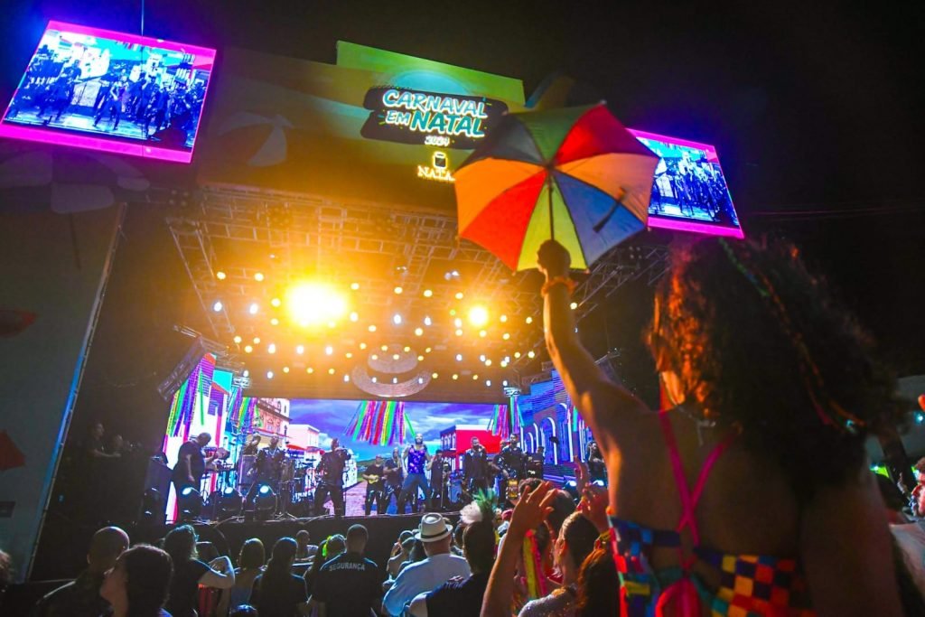 Domingo de Carnaval em Natal com Desfile das Kengas, Chico César, Fafá de Belém e Alexandre Pires