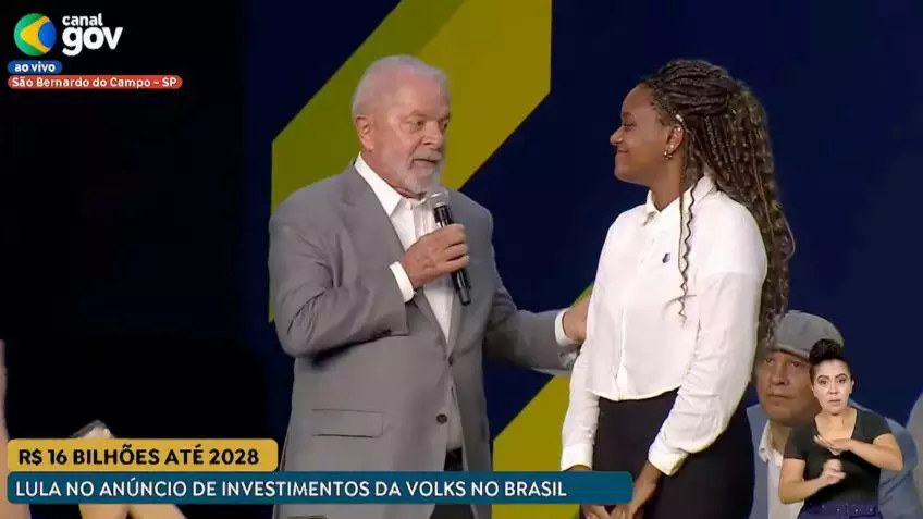 Para Lula, mulher negra no palco foi bater tambor ou é ‘namorada de alguém’