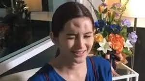 Mulher tem preenchimento removido da testa após infecção; imagens fortes