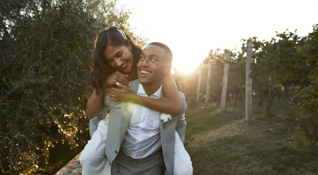 Pessoas casadas são mais felizes do que as solteiras, mostra pesquisa