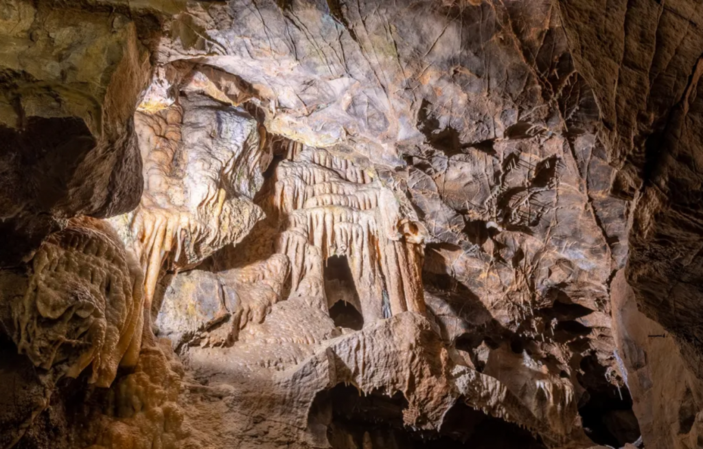 Caverna esconde sinais de canibalismo humano e rituais de quase 15 mil anos
