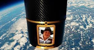 Empresa lança ao espaço cinzas de mortos, que voltam à Terra como gotas de chuva ou flocos de neve