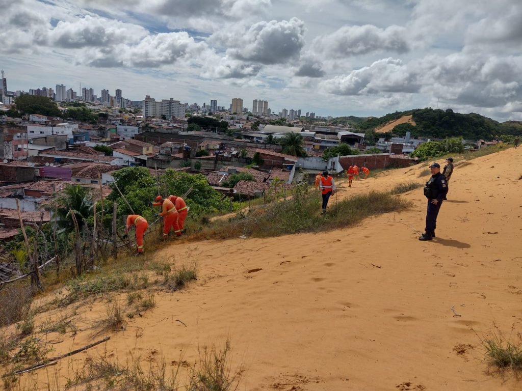Fiscalização urbanística remove cercas em área de duna no bairro de Cidade Nova