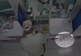 Funcionária encontra bilhete premiado na lotérica, acha dono e devolve; Honestidade