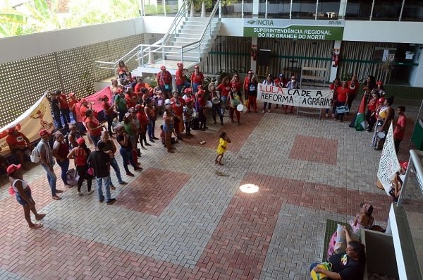 Movimento dos Sem Terra invade sede do Incra em Natal