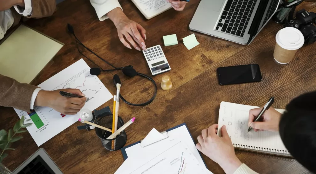 Cursos de etiqueta corporativa prosperam no pós-pandemia – funcionários esqueceram como se comportar?