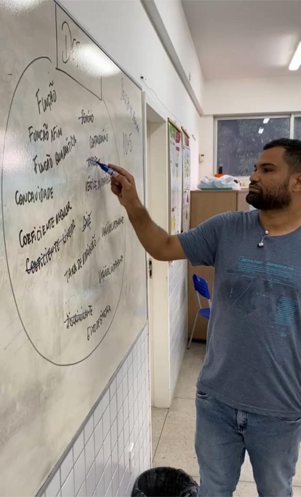 Professor da Rede Estadual é medalhista de ouro em Olimpíada Brasileira de Matemática