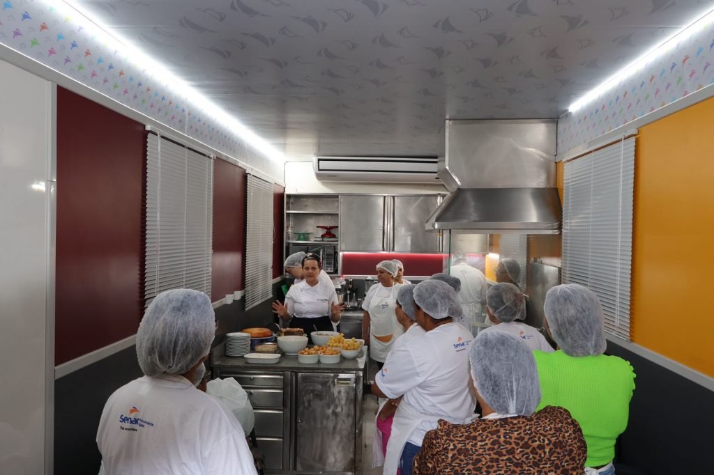 Carreta Senac/Fecomércio capacita assuenses em cursos de gastronomia