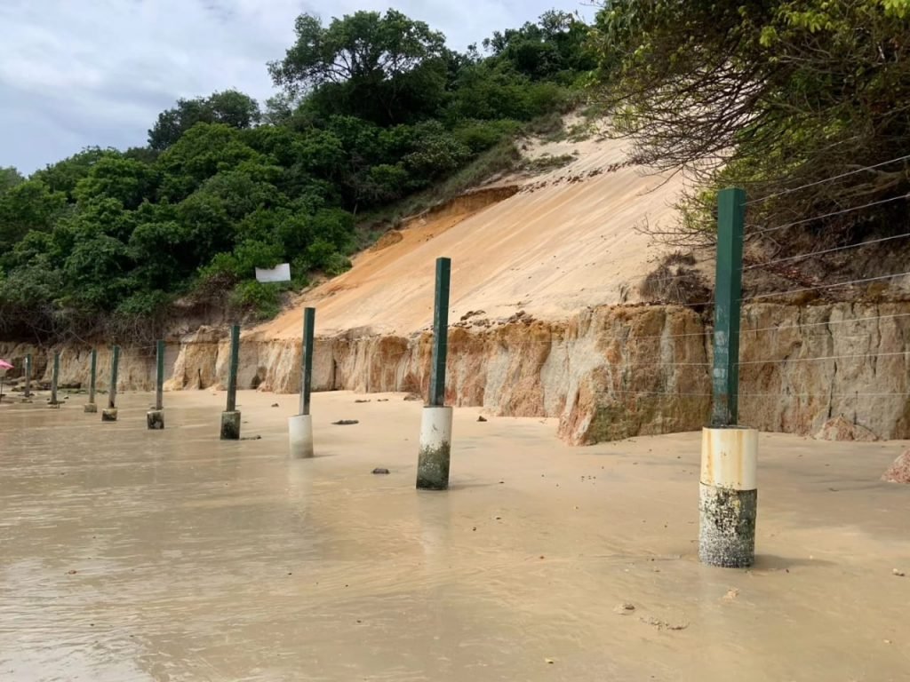 IDEMA instala placas de sinalização e conserta o cercamento do Morro do Careca