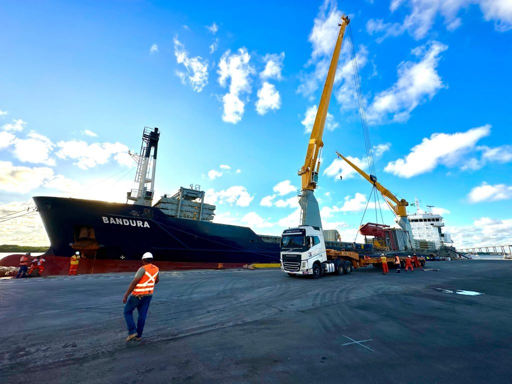 Porto de Natal descarrega sonda e equipamentos para perfuração de poços de petróleo