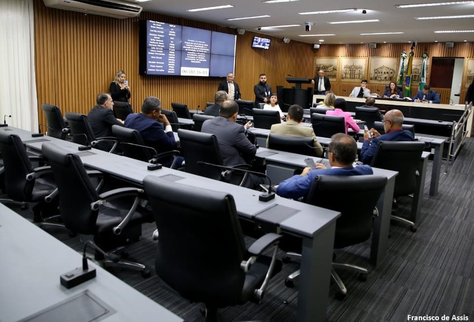 Vereadores aprovam desafetação de imóvel para alienação na Praia do Meio