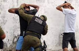 Atitude suspeita de conhecido no meio policial não justifica abordagem