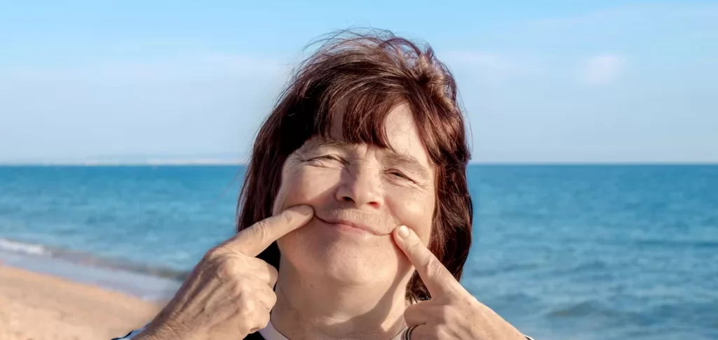 “Finja até conseguir”: é verdade que sorrir, mesmo sem motivo, estimula a felicidade?