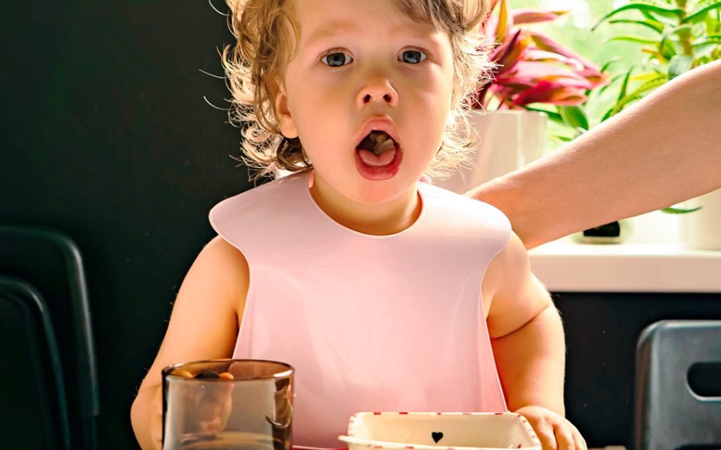 Restaurantes devem ter cartaz que ensina manobra de desengasgo, aprova CAS