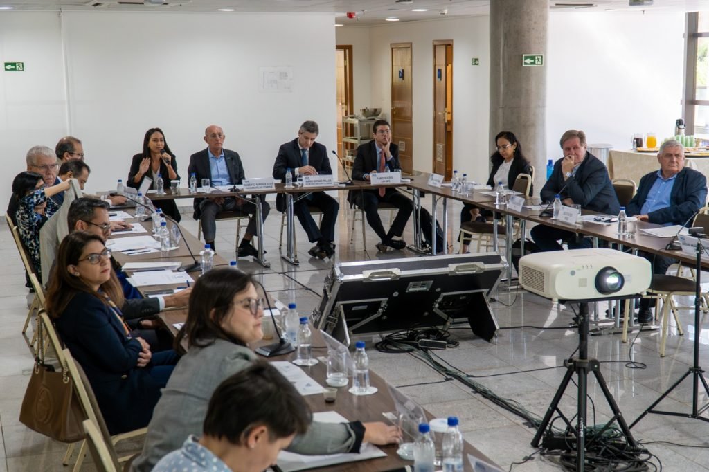 Roberto Serquiz preside reunião do COMPEM/CNI e debate atualização do Simples Nacional