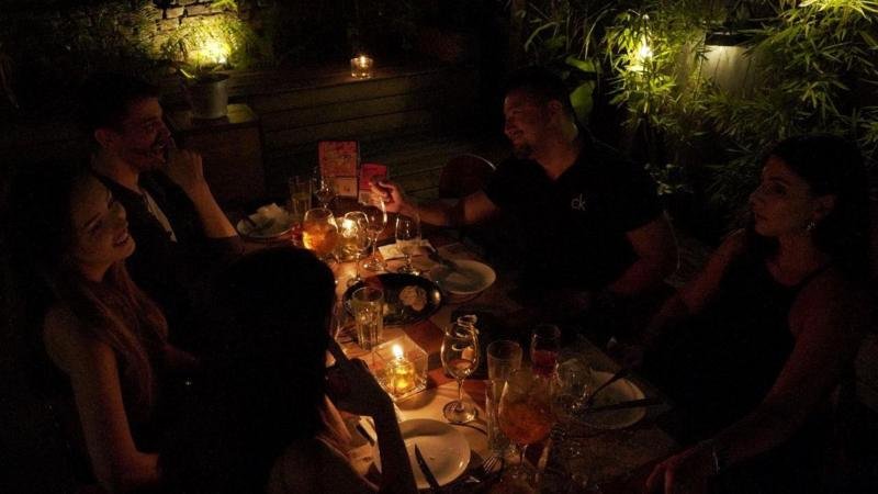 Por que as pessoas estão pagando para jantar com desconhecidos