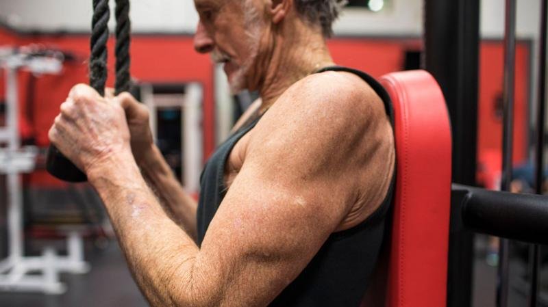 Por que você deve focar em ganhar músculos – e não em emagrecer – conforme fica mais velho