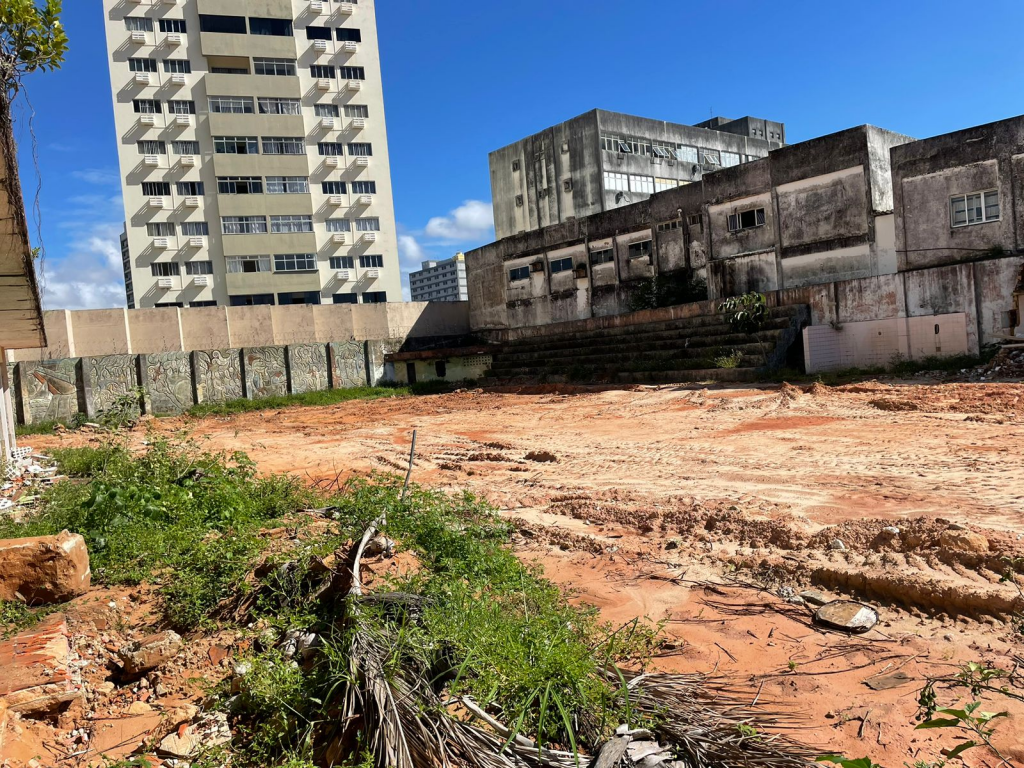 Piscina da antiga ASSEN é aterrada pela Prefeitura