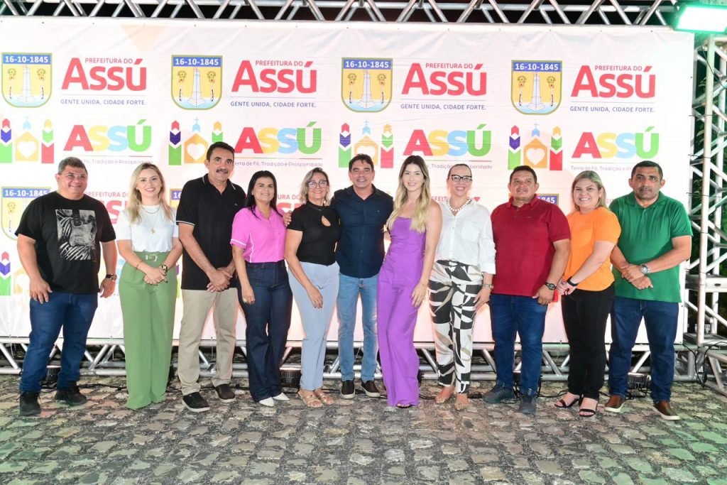 Prefeitura entrega pavimentação da Avenida Jornalista João Carlos Wanderley e travessas no Bairro Meus Amores