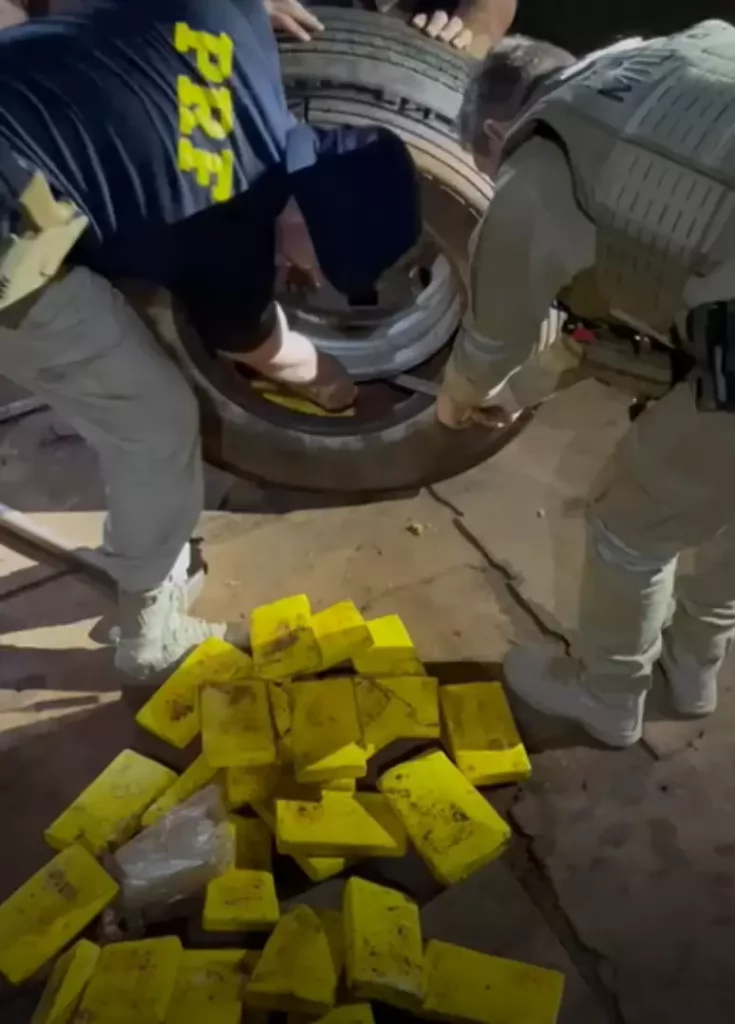 Polícia encontra 52 kg de cocaína e crack em estepe de carreta com doações para o RS
