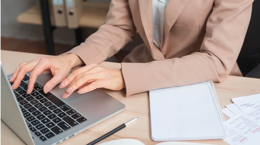 Advogada assina como “advogata” e é condenada por ofender honra de juiz