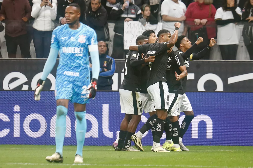 Corinthians perde do Botafogo na Arena e entra na zona de rebaixamento do Brasileiro