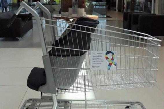 Carrinhos de supermercado adaptados são mais um passo para inclusão de pessoas com autismo, defendem especialistas