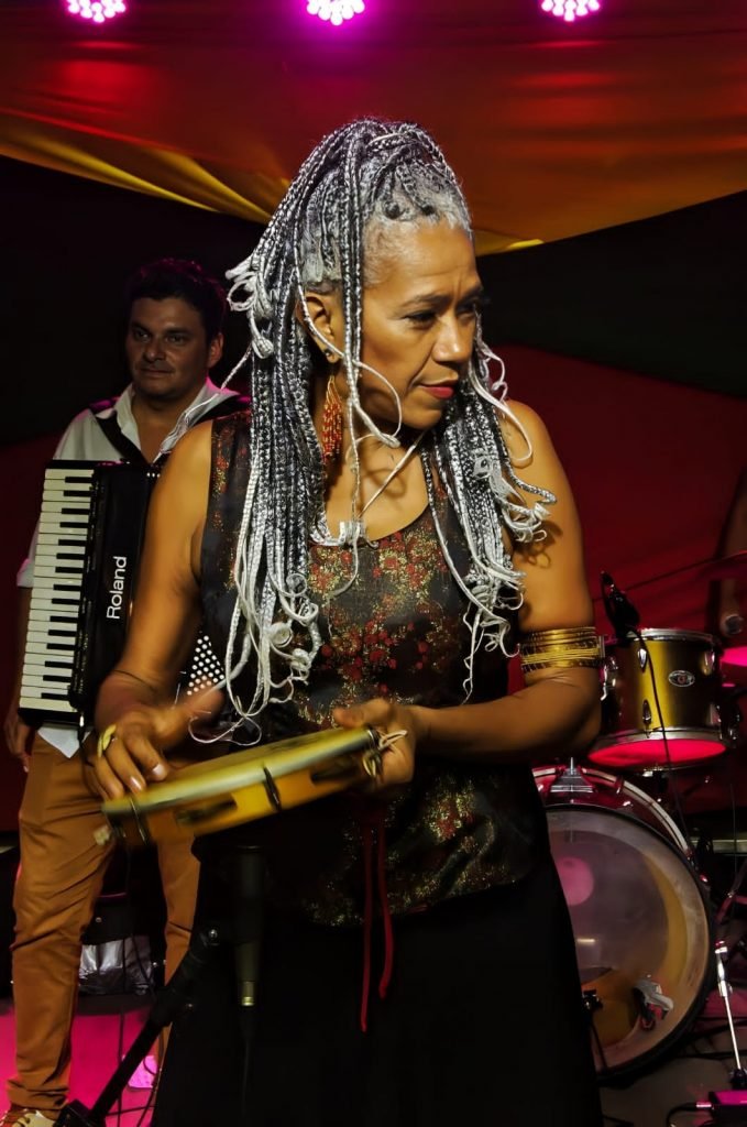 Cida Lobo sobe ao palco na edição de junho do projeto Quarta Autoral, na Estação do Cordel