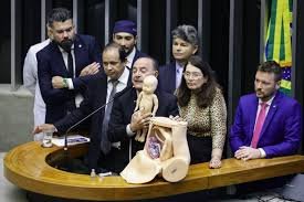 Aborto, drogas: Congresso avança em pauta de costume, governo silencia