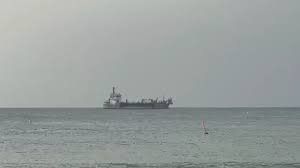 Draga chega a Natal para obra de engorda da praia de Ponta Negra; prefeitura aguarda licença ambiental