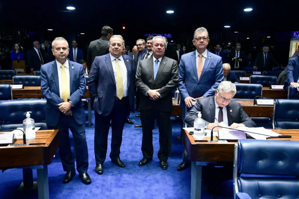 Flávio Azevedo recebe apoio de integrantes da bancada