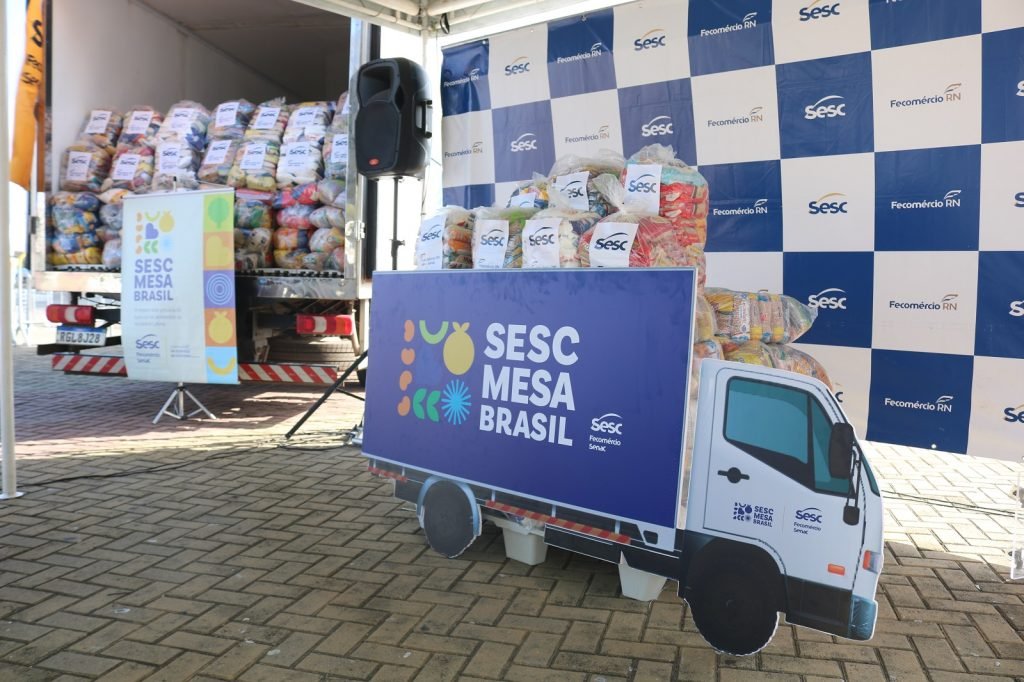 Sesc Mesa Brasil entrega 14 toneladas de alimentos arrecadados em show