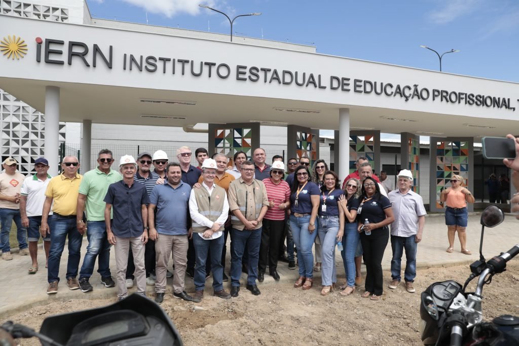 Governadora inspeciona obras em rodovia e visita instalações do IERN no Seridó